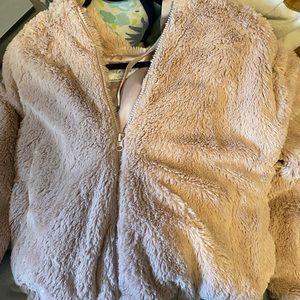 A cute fuzzy jacket!! Size small but also can be a medium!